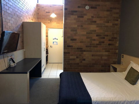 Bribie Island Hotel - Accommodation Batemans Bay 3