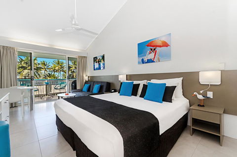By The Sea Port Douglas - Accommodation Batemans Bay 4