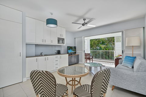 Palm Cove Paradise - Couples Spa Beach Getaway - Accommodation Batemans Bay 0