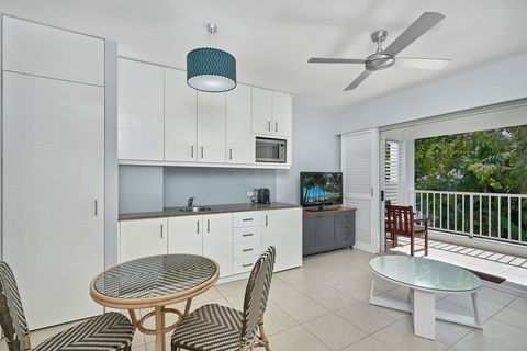 Palm Cove Paradise - Couples Spa Beach Getaway - Accommodation Batemans Bay 9