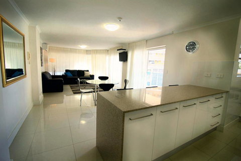 Grosvenor Beachfront Apartments Surfers Paradise - Accommodation Batemans Bay 3