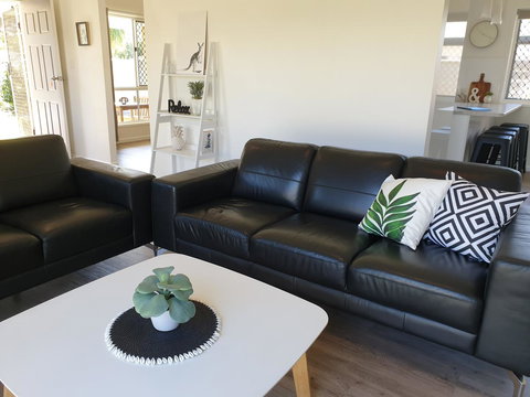 Beautiful Home- Walk To Beach-Short Drive To Noosa - Accommodation Batemans Bay 3