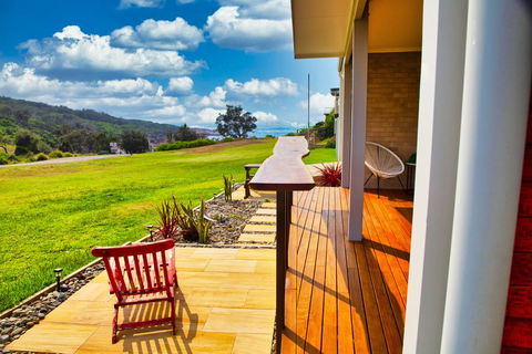 Whale Studio Apartment, 1a Ocean Street - Accommodation Batemans Bay 0