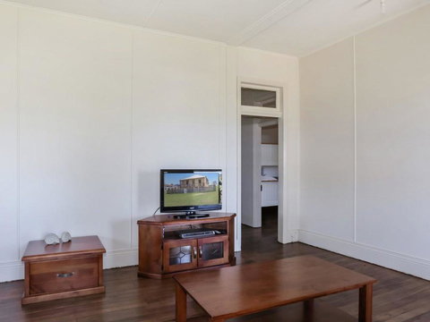 Yamba Pilot Cottage 1 - Pets Welcome - Close To Beach - Accommodation Batemans Bay 1