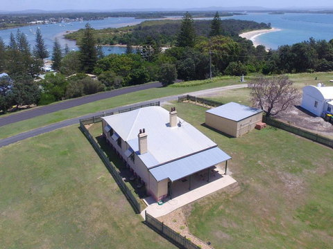 Yamba Pilot Cottage 2 - Pets Welcome - Close To Beach - Accommodation Batemans Bay 0