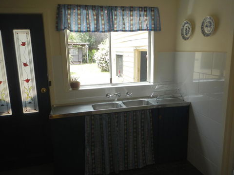 Yarram Cottage: Art And Accommodation - Accommodation Batemans Bay 2