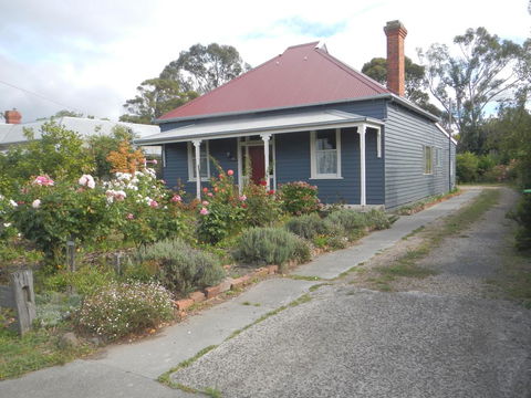 Yarram Cottage: Art And Accommodation - Accommodation Batemans Bay 1