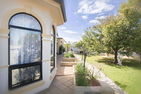 Yellow Rose Cottage - Accommodation Batemans Bay 2