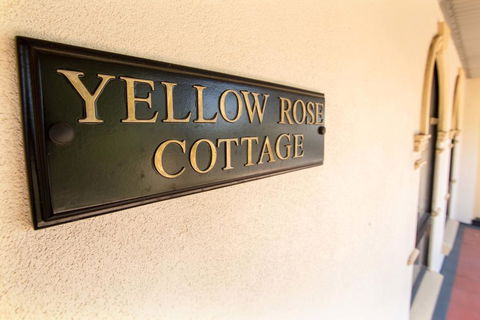 Yellow Rose Cottage - Accommodation Batemans Bay 3