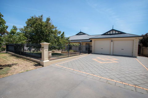 Yellow Rose Cottage - Accommodation Batemans Bay 0