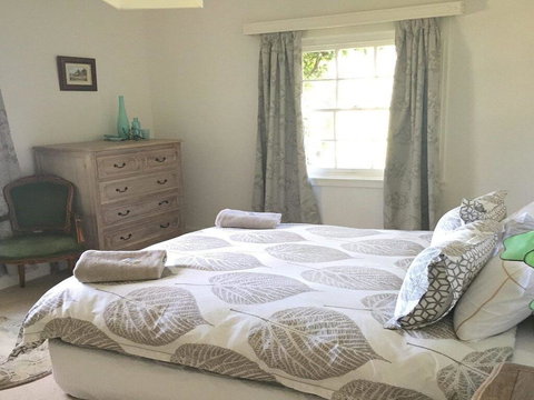 York Cottage - Grand Gate House And Enchanting Gardens - Accommodation Batemans Bay 1