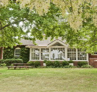 York Cottage - grand gate house and enchanting gardens - Accommodation Batemans Bay