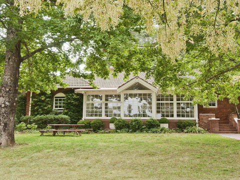 York Cottage - Grand Gate House And Enchanting Gardens - Accommodation Batemans Bay 0