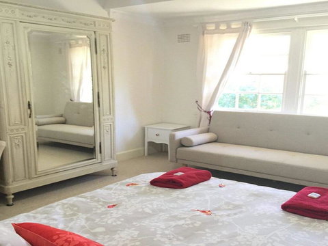 York Cottage - Grand Gate House And Enchanting Gardens - Accommodation Batemans Bay 2