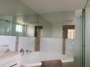 Breathtaking Views Over Currimundi Lake! - Accommodation Batemans Bay 4