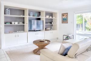 Relax At Bokarina Beach House Walk To Beach Relax By The Pool - Accommodation Batemans Bay 6