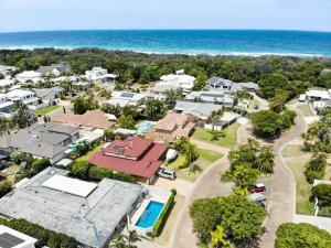 Relax At Bokarina Beach House Walk To Beach Relax By The Pool - Accommodation Batemans Bay 4