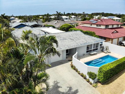Relax At Bokarina Beach House Walk To Beach Relax By The Pool - Accommodation Batemans Bay 2