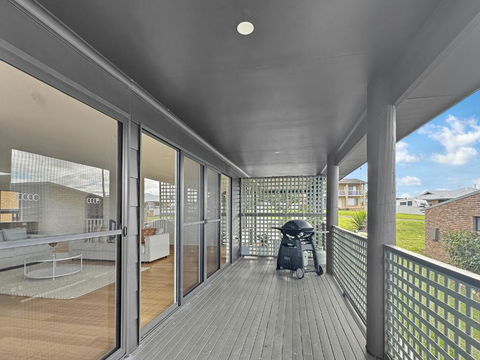 2-Bed Beach Haven With Garden & Alfresco Dining - Accommodation Batemans Bay 2