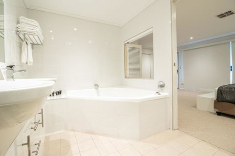 Absolute Beachfront Opal Cove Resort - Accommodation Batemans Bay 4