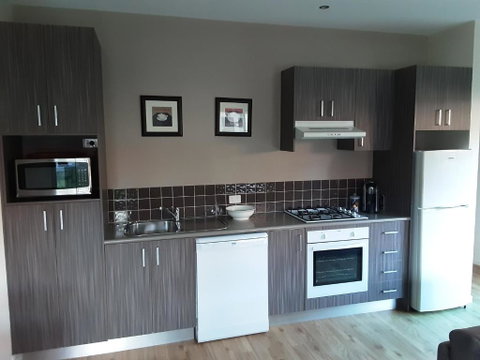Adelphi Apartment 2- Poolside Or Apartment 2A- King Studio - Accommodation Batemans Bay 4