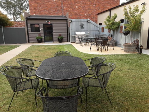 Adelphi Apartment 2- Poolside Or Apartment 2A- King Studio - Accommodation Batemans Bay 3