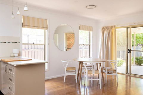 Adorable 1-bedroom Kuzman Guesthouse - Accommodation Batemans Bay 3