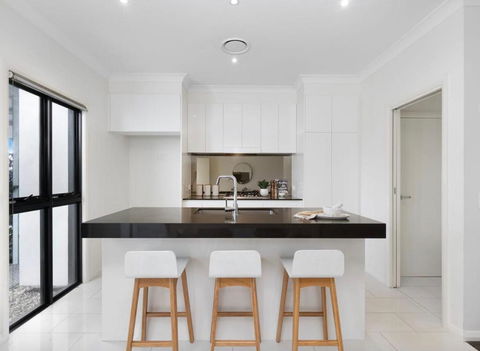 Adorable 3 Br Townhouse With Wifi & Parking - Accommodation Batemans Bay 4