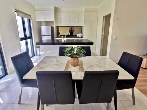 Adorable 3 Br Townhouse With Wifi & Parking - Accommodation Batemans Bay 2