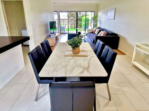 Adorable 3 Br Townhouse With Wifi & Parking - Accommodation Batemans Bay 3