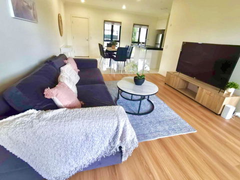 Adorable 3 Br Townhouse With Wifi & Parking - Accommodation Batemans Bay 1