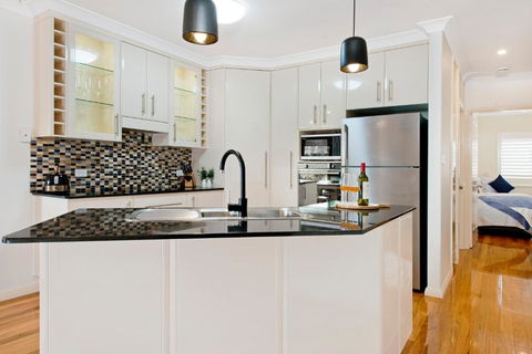 Adrift At Dolphin Cove Apt 5 - Riverfront Modern - Accommodation Batemans Bay 3