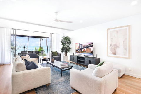 Amaroo - Luxury Apartment Overlooking The Coral Sea - Accommodation Batemans Bay 3