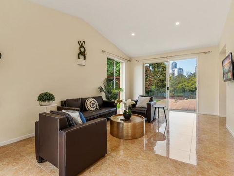 Amazing Broadwater City View Holiday Home With Pool - Accommodation Batemans Bay 4