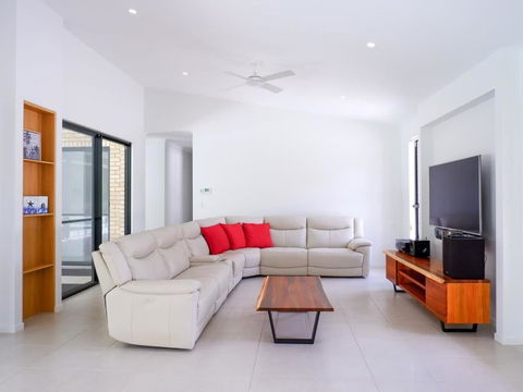 Amazing House Big Swimming Pool BBQ - Accommodation Batemans Bay 2