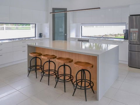 Amazing House Big Swimming Pool BBQ - Accommodation Batemans Bay 4