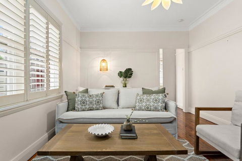 Art Deco Coastal Living, Minutes To The Sand - Accommodation Batemans Bay 0