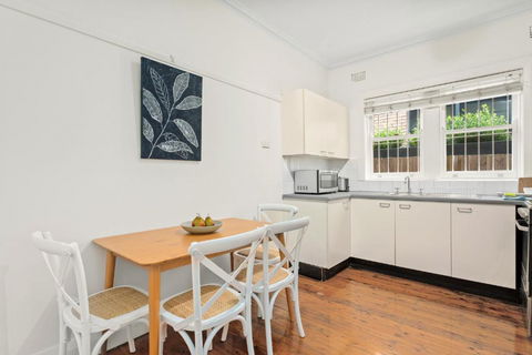 Art Deco Coastal Living, Minutes To The Sand - Accommodation Batemans Bay 3