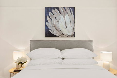 Art Deco Coastal Living, Minutes To The Sand - Accommodation Batemans Bay 4