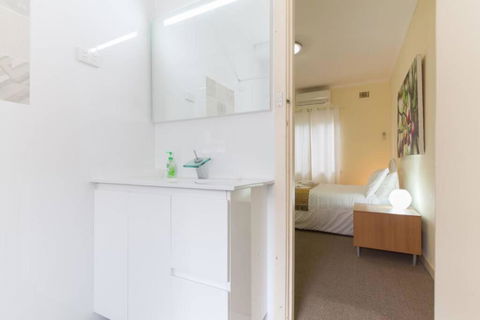 B5 Crawley Apartment 1 BRM & Sleepout Near UWA - Accommodation Batemans Bay 2