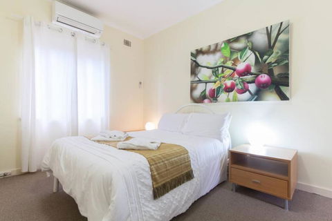B5 Crawley Apartment 1 BRM & Sleepout Near UWA - Accommodation Batemans Bay 1