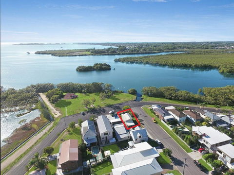 Absolute Waterfront - Accommodation Batemans Bay 12