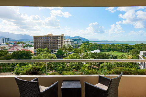 Hilton Cairns - Accommodation Batemans Bay 12