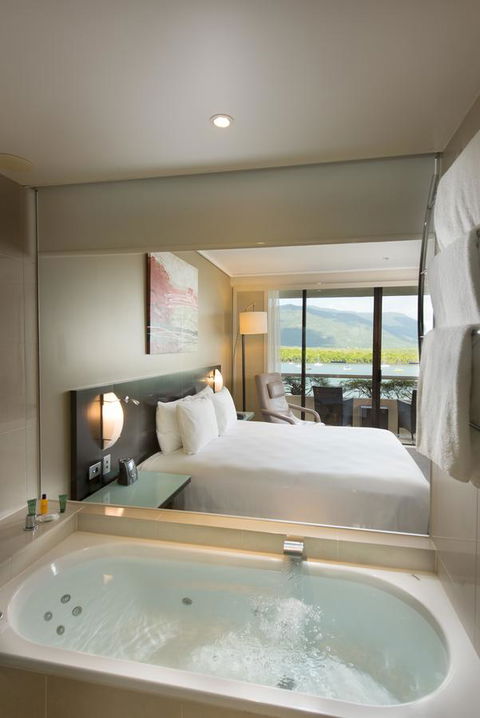 Hilton Cairns - Accommodation Batemans Bay 2