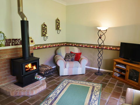 Apple Tree Cottage Montville - Accommodation Batemans Bay 4