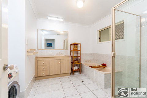 Immaculate Spacious Second Floor Unit Overlooking Pristine Parklands - Accommodation Batemans Bay 1