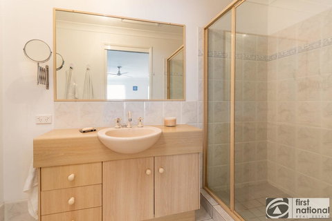 Immaculate Spacious Second Floor Unit Overlooking Pristine Parklands - Accommodation Batemans Bay 13