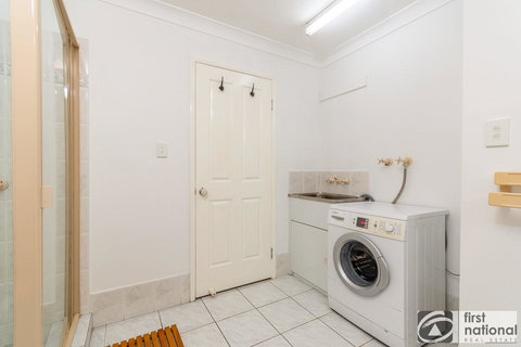 Immaculate Spacious Second Floor Unit Overlooking Pristine Parklands - Accommodation Batemans Bay 5