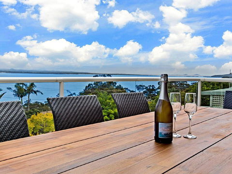 'The Bay', 25 Wallawa Rd - Huge Home With Aircon, Spectacular Views & Chromecast - Accommodation Batemans Bay 1