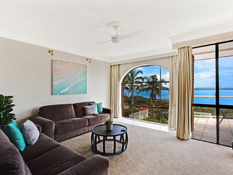 'The Bay', 25 Wallawa Rd - Huge Home With Aircon, Spectacular Views & Chromecast - Accommodation Batemans Bay 2